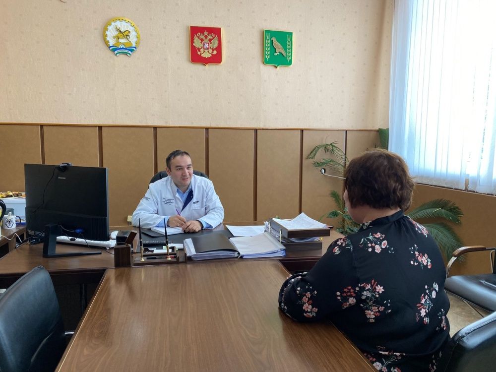 Сегодня руководитель Толбазинской центральной районной больницы Кутуев А. З. провёл личный приём граждан